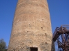 La minúscula figura d'un visitant situat als peus de la torre, permet fer-se una idea de la mida d'aquesta formidable edificació.