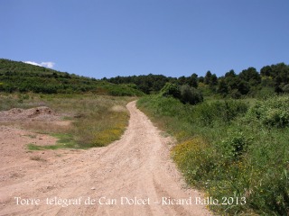 Itinerari per anar a la Torre del telègraf de Can Dolcet - Desviació (2). Vista del camí per on continuarem.