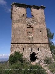 Torre del Telègraf de l'Ordal - Forat al talús de llevant que actualment permet l'entrada a la torre.