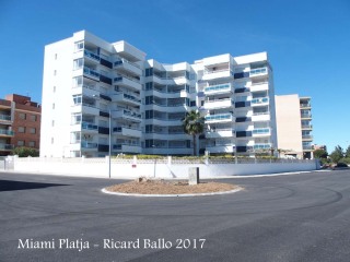 Miami Platja - Bloc d'apartaments situat al davant del Torreó de Miami Platja