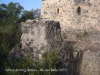 Torres de Puig Ardina – Riudarenes - En primer terme veiem la pilastra que sostenia un pas elevat que permetia l\'accés a la torre.