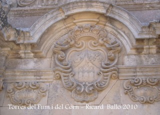 Torres del Fum i del Corn - Sant Feliu de Guixols: Escut que hi ha a la façana de l'Arc de Sant Benet.