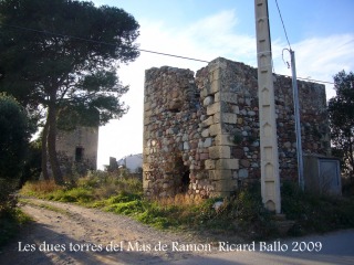 Torres del Mas de Ramon – Vila-seca. Vista de les dues edificacions, l'una al costat de l'altra.