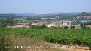 Vistes des del camí d'accés a la Torrota d’en Pasteres – Subirats - A l'esquerra, l'església de Sant Joan Sesrovires, a la dreta, la Torre-ramona.